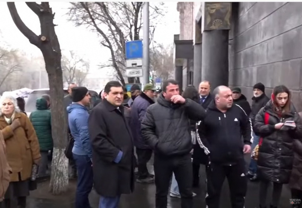 Քաղաքացիները հավաքվել են Հայաստանում ՌԴ դեսպանատան դիմաց՝ ի աջակցություն Ռուսաստանի (տեսանյութ)